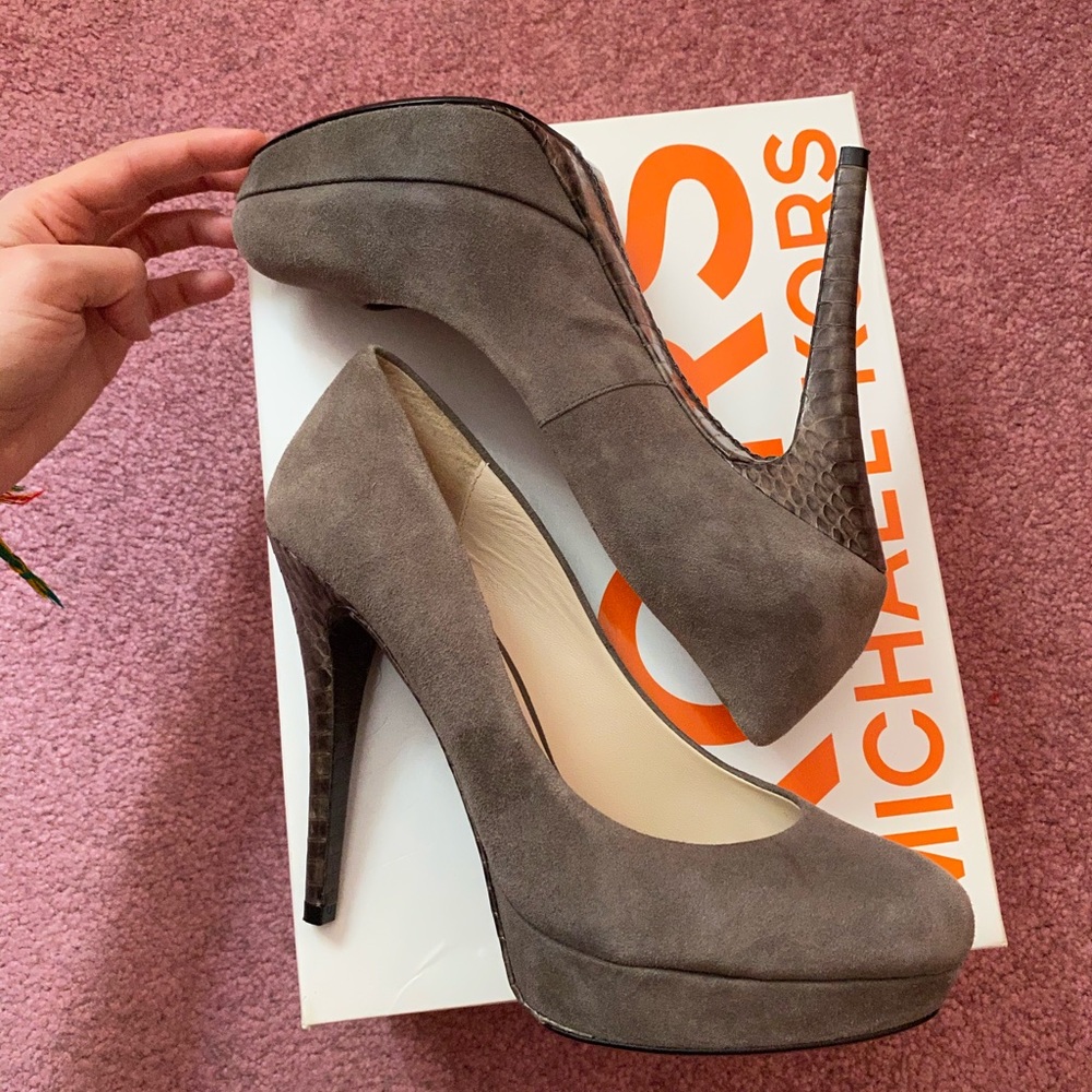 KORS Michael Kors Grey Suede Natural Snake Pumps 8 - Picture 5 of 13